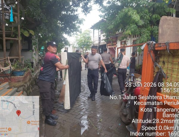 Antisipasi Banjir, Polsek Jatiuwung Pimpin Kerja Bakti Massal di RW 08 Periuk Damai