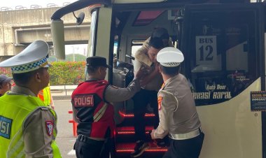 Sigap, Satlantas Polresta Bandara Soetta Bantu Seorang Jamaah Haji Asal Jakarta Saat Kesulitan Turun dari Bus